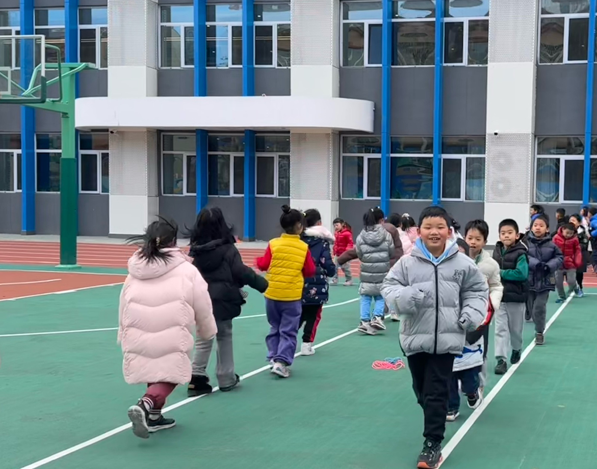一年級的同學(xué)課間跑步 。學(xué)校供圖