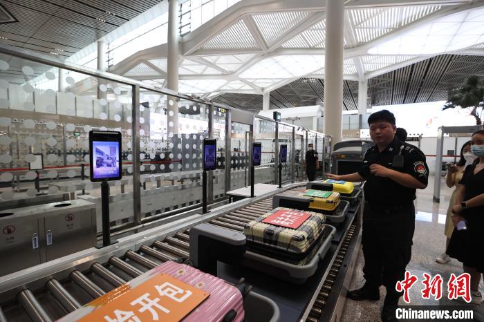 （高質(zhì)量發(fā)展調(diào)研行）探訪?？诿捞m國際機場封關(guān)運作項目：將實現(xiàn)旅客“無感通關(guān)”