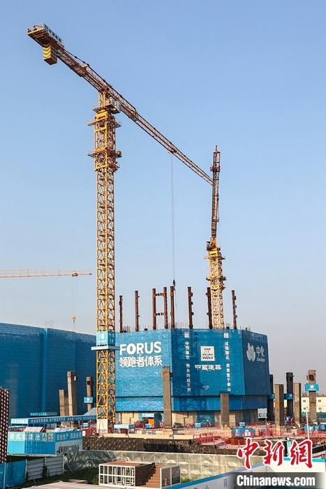 從完成頂層設(shè)計(jì)到如火如荼大規(guī)模建設(shè)，六年來，雄安新區(qū)如春天的竹子一般拔節(jié)生長，這座承載千年大計(jì)的“未來之城”已雄姿初顯。從“一張白紙”開始著墨，如今的雄安新區(qū)已是濃墨重彩的“山水畫”。<a target='_blank' href='/'>中新社</a>記者近日走訪了雄安新區(qū)多地，從“藍(lán)綠金”三色感受這座“未來之城”的巨大變化。圖為7月19日，河北雄安新區(qū)，中國中化總部基地項(xiàng)目施工現(xiàn)場。 <a target='_blank' href='/'>中新社</a>記者 易海菲 攝