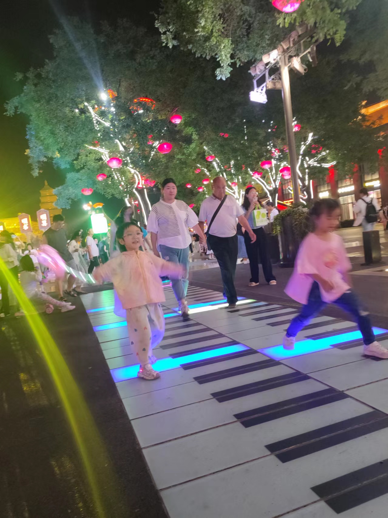 人們?cè)谖靼泊筇撇灰钩遣叫薪稚⒉?。人民網(wǎng)記者 喬業(yè)瓊攝