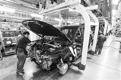 某新能源汽車智能制造基地總裝車間，工作人員正在工作。新華社記者 李博 攝