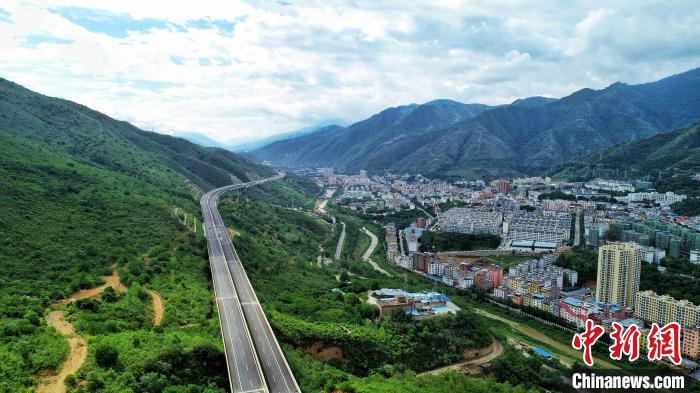 圖為航拍元江至蔓耗高速公路紅河段。云南建投集團供圖