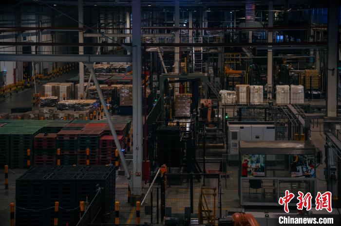 基地依托數(shù)字技術(shù)打造“黑燈工廠”?！±钅宪?攝