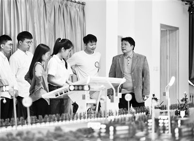 圖為天津大學(xué)智能與計(jì)算學(xué)部教師在沙盤(pán)教室內(nèi)給學(xué)生講授智能駕駛等方面的內(nèi)容。 新華社記者 趙子碩攝