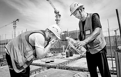 近日，多地迎來高溫天氣，圖為中鐵十二局工人在河北雄安新區(qū)大河片區(qū)安置房項(xiàng)目建設(shè)現(xiàn)場(chǎng)洗臉解暑。 新華社發(fā)