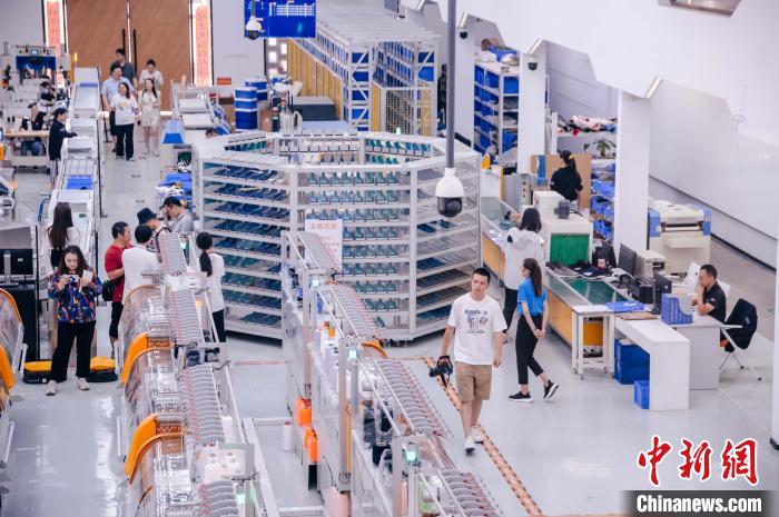 圖為莆田雙馳鞋業(yè)個性化定制示范工廠?！±钅宪?攝