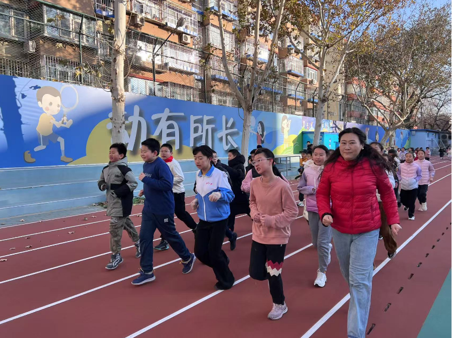 學(xué)生們在班主任陪同下跑步。人民網(wǎng) 白炅攝