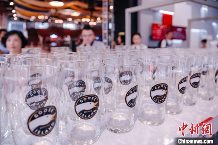 基地內(nèi)，各式啤酒文化周邊產(chǎn)品在出售?！±钅宪?攝