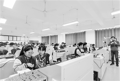 保定市職業(yè)技術(shù)教育中心職普融通實驗班的學(xué)生在上電工技術(shù)課。陳汝健攝