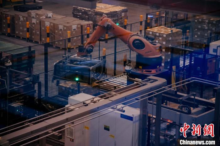 百威雪津啤酒莆田基地釀造幾乎都由自動(dòng)化生產(chǎn)線完成，年產(chǎn)能達(dá)200萬噸?！±钅宪?攝