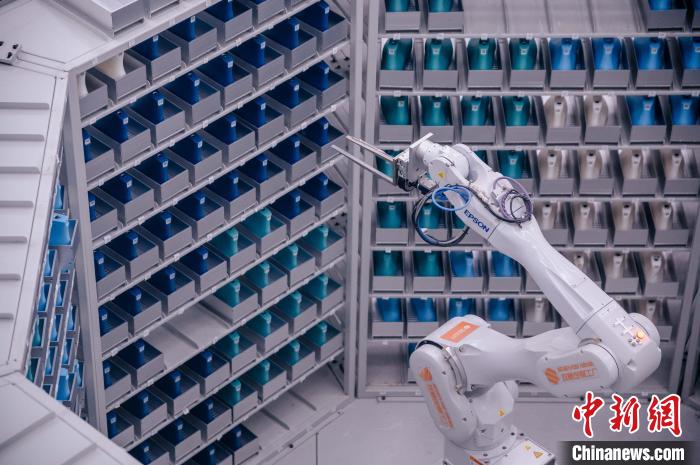 車間里，鞋楦配送機(jī)械臂在有序工作。　李南軒 攝