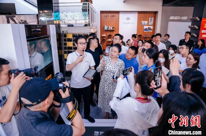 定制示范工廠可從腳型測量儀采集數(shù)據(jù)，按需進(jìn)行“私人訂制”?！±钅宪?攝