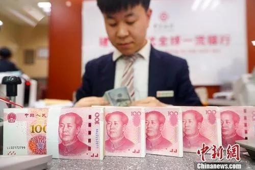 資料圖：銀行工作人員清點(diǎn)貨幣。<a target='_blank' href='/'>中新社</a>記者 張?jiān)?攝