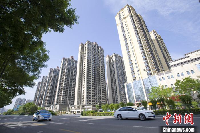 資料圖：車輛從一樓盤前經(jīng)過。 <a target='_blank' href='/'>中新社</a>記者 張云 攝