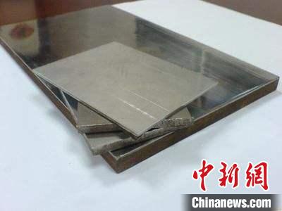 企業(yè)展示的金屬?gòu)?fù)合材料產(chǎn)品。　張婭子 攝