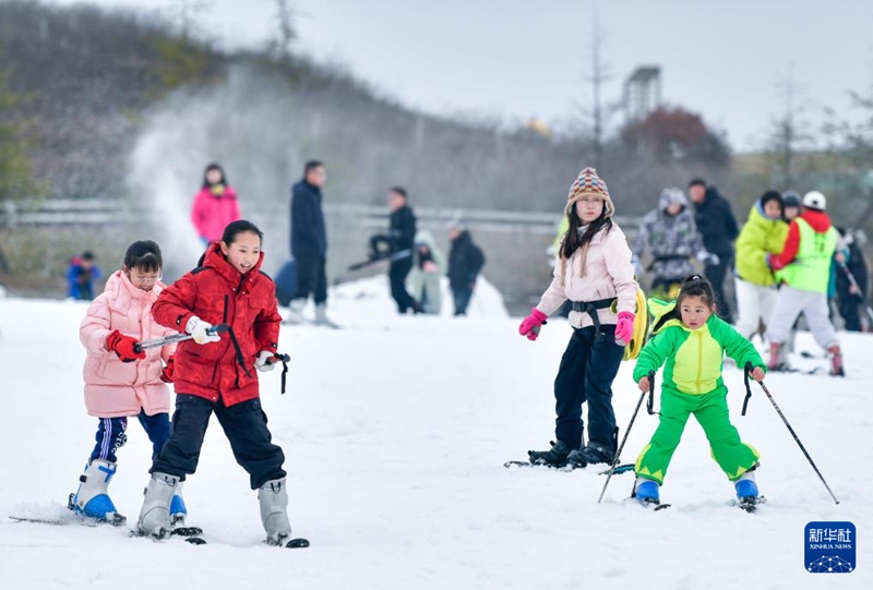 2月23日，滑雪愛好者在貴陽市高坡云頂滑雪場(chǎng)滑雪。新華社記者 楊文斌攝
