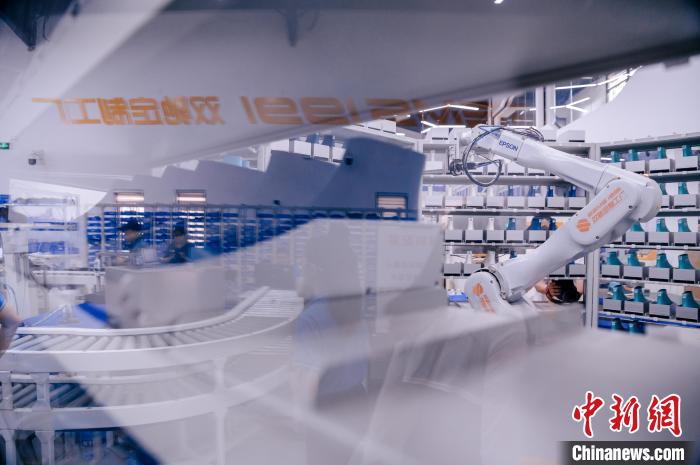 最快一個多小時，“私人訂制”的鞋子就能完成生產(chǎn)?！±钅宪?攝