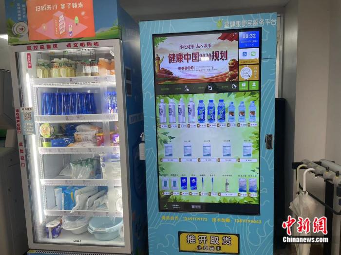 醫(yī)院里設(shè)置的飲料售賣機(jī)中包含多個品牌的電解制水 韋香惠 攝