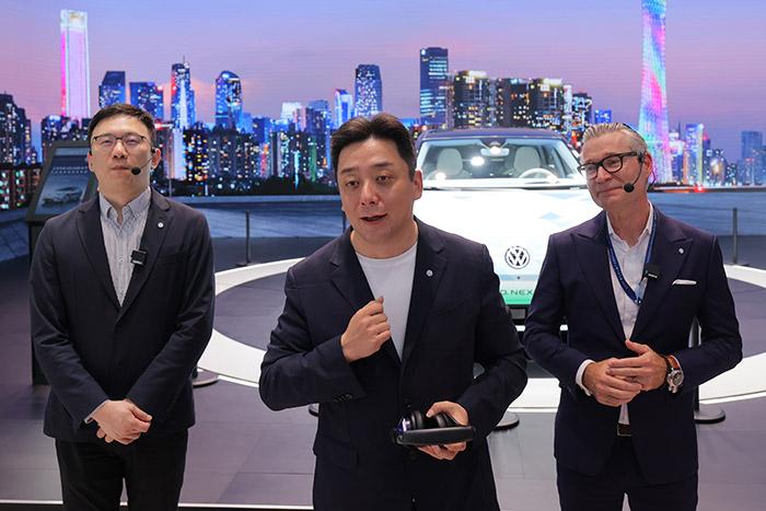 11月17日，上汽大眾汽車有限公司銷售與市場執(zhí)行副總經(jīng)理、上海上汽大眾汽車銷售有限公司總經(jīng)理俞經(jīng)民(中間)參加廣州車展展臺活動。 上汽大眾 供圖