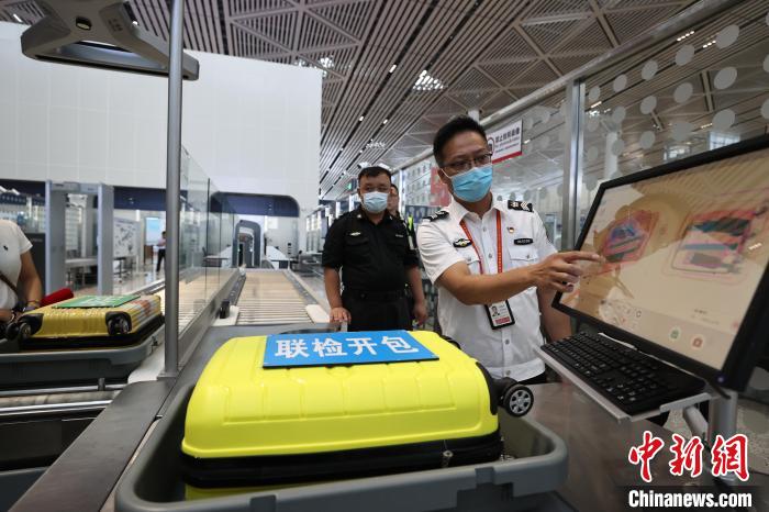6月25日，在海口美蘭國際機場T2航站樓，工作人員對完成改造的設(shè)備進行模擬測試?！∈Y啟明 攝