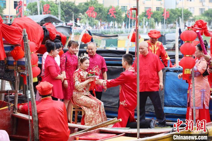 連家船民婚俗秀之迎親禮和成親禮?！×珠派?攝