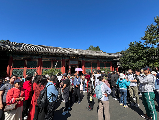 游客在頤和園游覽。人民網(wǎng)記者 李楠樺攝