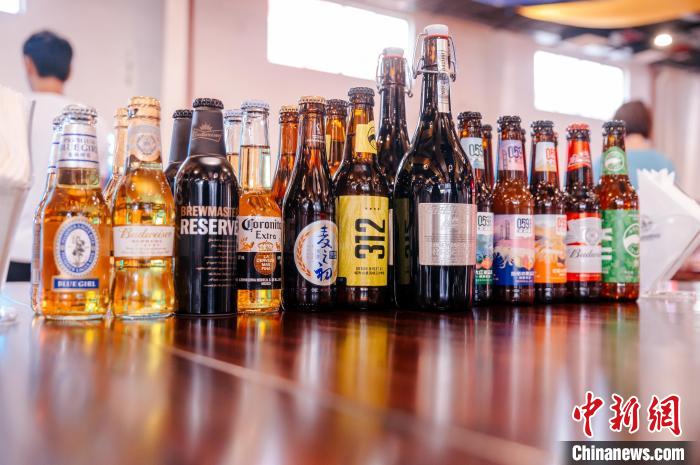 莆田基地主要生產(chǎn)全球旗艦品牌百威、科羅娜、貝克等啤酒，并生產(chǎn)雪津啤酒、雪山啤酒、藍(lán)妹啤酒等?！±钅宪?攝