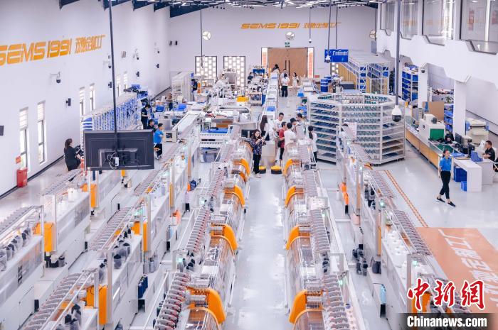 “高質(zhì)量發(fā)展調(diào)研行”主題采訪活動來到福建莆田雙馳鞋業(yè)個性化定制示范工廠?！±钅宪?攝