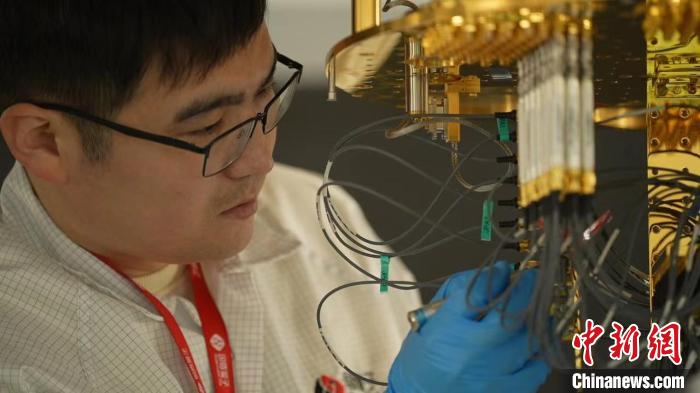 科研人員正在組裝超導(dǎo)量子計(jì)算機(jī)。