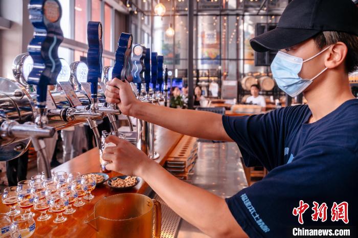 圖為百威雪津啤酒莆田基地工作人員正在打酒?！±钅宪?攝